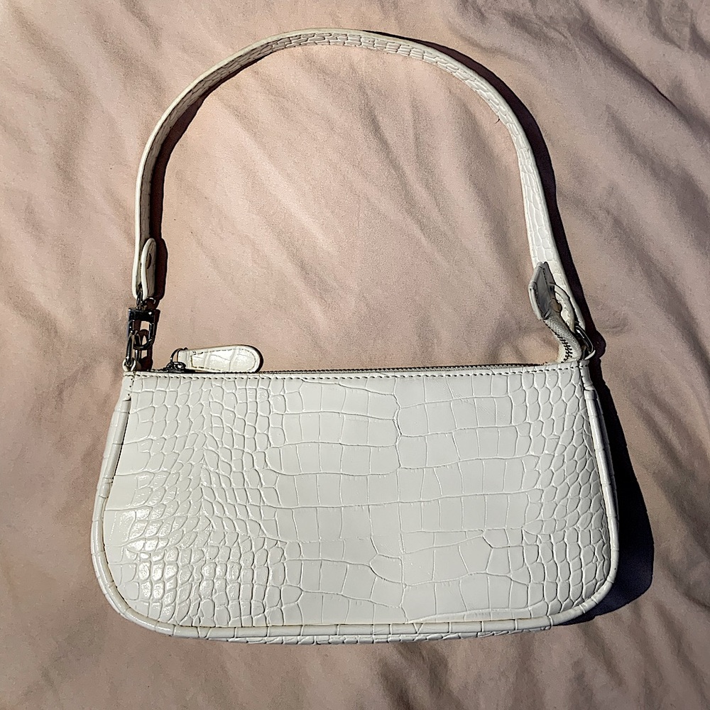 Super cute and stylish white shoulder bag.